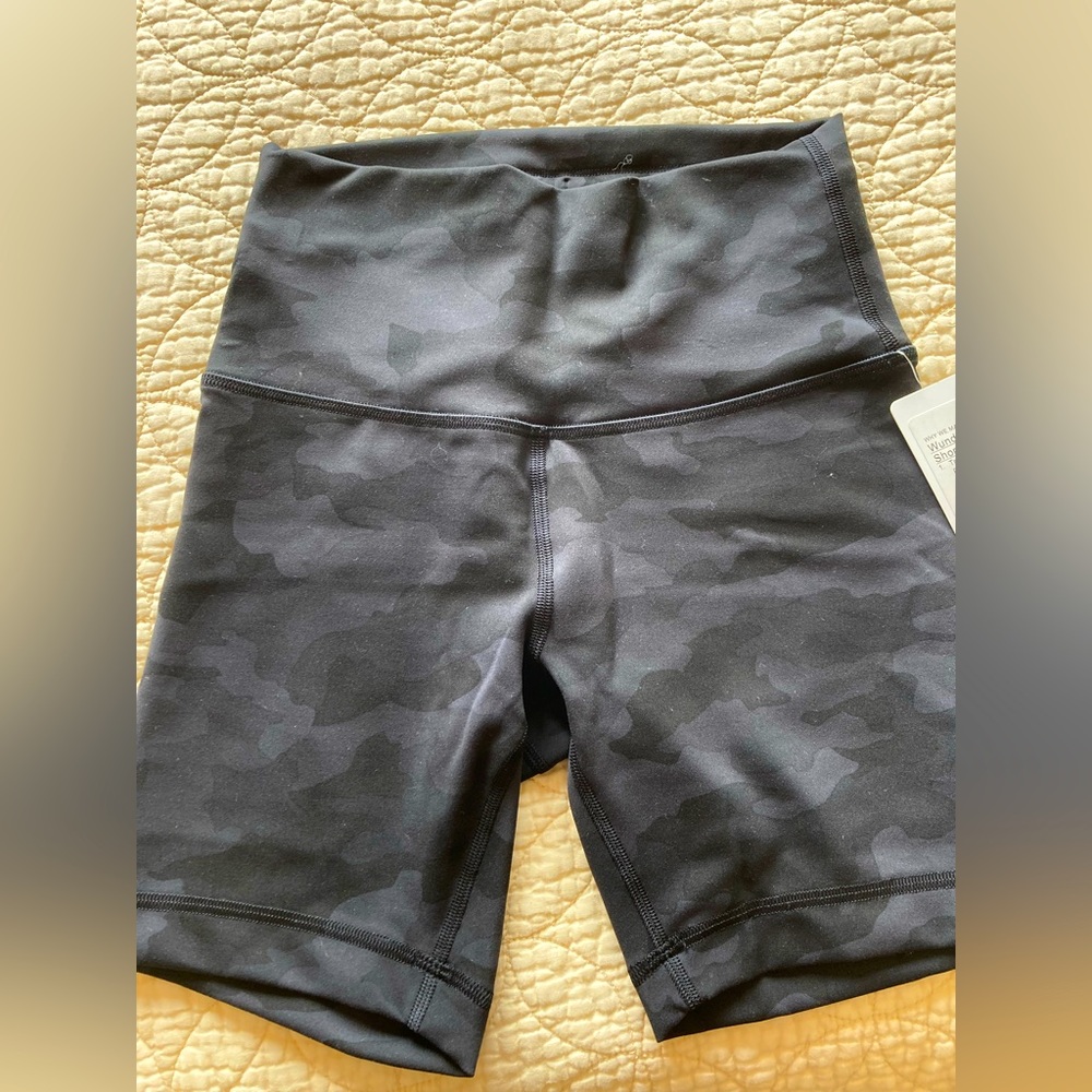 Lululemon Wunder Train HR Short 6” Size 4 Black Leopard Print
